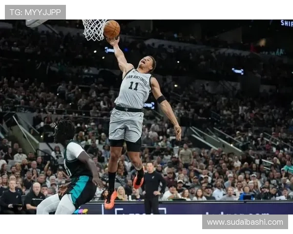 卡斯尔表现抢眼12投4中斩获18分3篮板5助攻2抢断并罚球12中10 卡斯尔表现抢眼12投4中斩获18分3篮板5助攻2抢断并罚球12中10